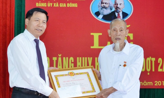 Các đồng chí Thường trực Tỉnh ủy dự lễ trao Huy hiệu Đảng tại các địa phương