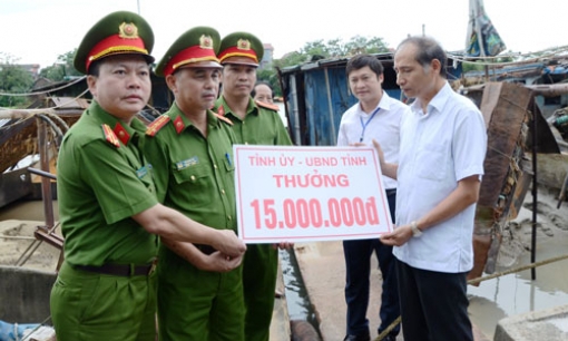 Lãnh đạo UBND tỉnh thưởng “nóng” cho các đơn vị bắt giữ 3 tầu khai thác cát trái phép trên sông Cầu