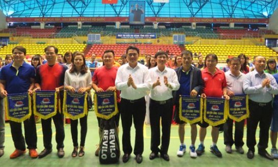 Gần 100 VĐV dự giải cầu lông, tennis khối doanh nghiệp tỉnh
