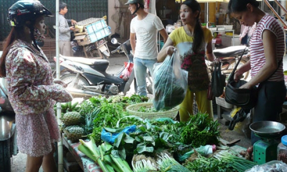 Nguồn cung khan hiếm, rau xanh tăng giá mạnh