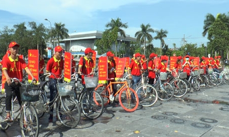 Đạp xe diễu hành chào mừng Chương trình Nhận diện hàng Việt Nam-Tự hào hàng Việt Nam năm 2017
