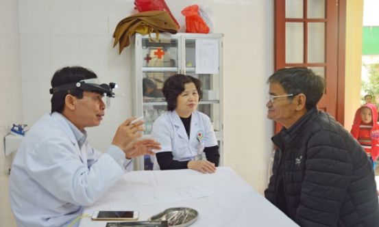 Khám sức khỏe và cấp phát thuốc miễn phí cho đối tượng chính sách