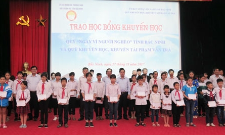 440 học sinh có hoàn cảnh khó khăn được trao học bổng