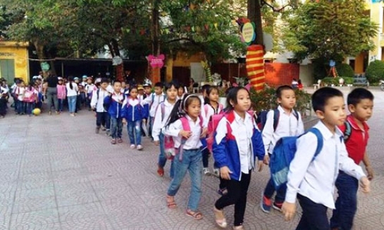 “Dở khóc dở cười” chuyện đón con giờ tan học