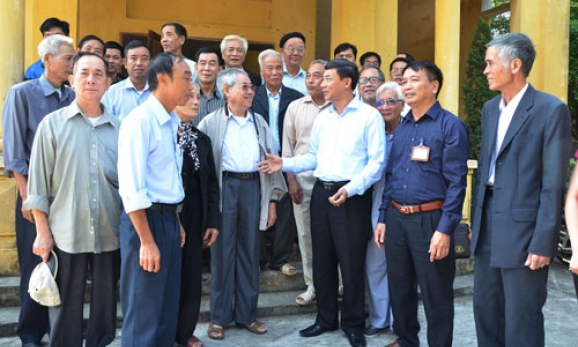 Đồng chí Nguyễn Hữu Quất, Phó Bí thư Thường trực Tỉnh ủy dự sinh hoạt chi bộ thôn Bảo Tháp