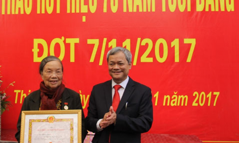 Phó Bí thư Tỉnh ủy, Chủ tịch UBND tỉnh Nguyễn Tử Quỳnh dự Lễ kỷ niệm 100 năm Cách mạng Tháng Mười Nga và trao Huy hiệu Đảng tại phường Thị Cầu