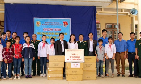 “Đường lên Tây Bắc vút xa mờ…”