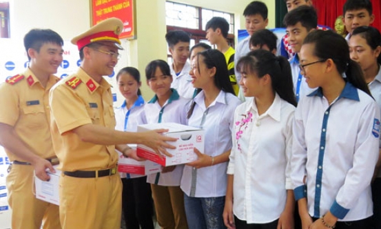 Xây dựng phong cách người Cảnh sát giao thông bản lĩnh, nhân văn vì nhân dân phục vụ