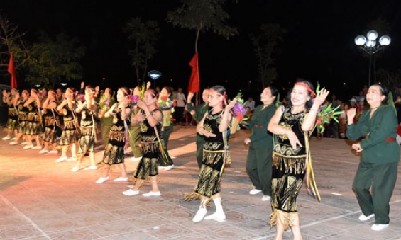 Bàn và giải quyết những công việc cụ thể gắn với đời sống nhân dân