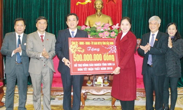 Lãnh đạo tỉnh thăm, tặng quà nhân dịp Tết Nguyên đán Mậu Tuất 2018 tại Sơn La