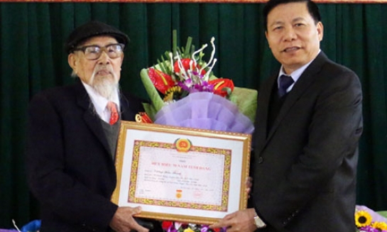 Bí thư Tỉnh uỷ Nguyễn Nhân Chiến dự lễ trao tặng Huy hiệu Đảng tại Việt Đoàn (Tiên Du)