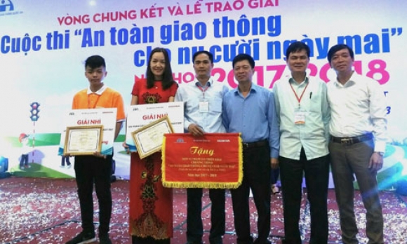 Giáo viên và học sinh Trường THPT Lương Tài đạt giải Nhì toàn quốc Hội thi “An toàn giao thông cho nụ cười ngày mai”