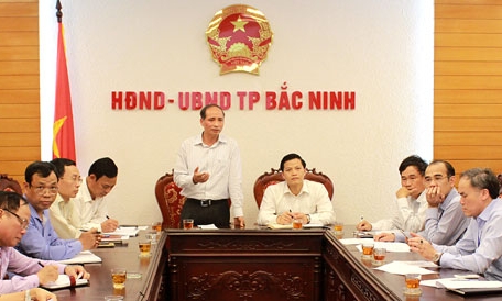 Phó Chủ tịch UBND tỉnh Nguyễn Hữu Thành làm việc về phương án tuyến đường gom phân luồng giao thông, giảm tải cho QL1 và QL38