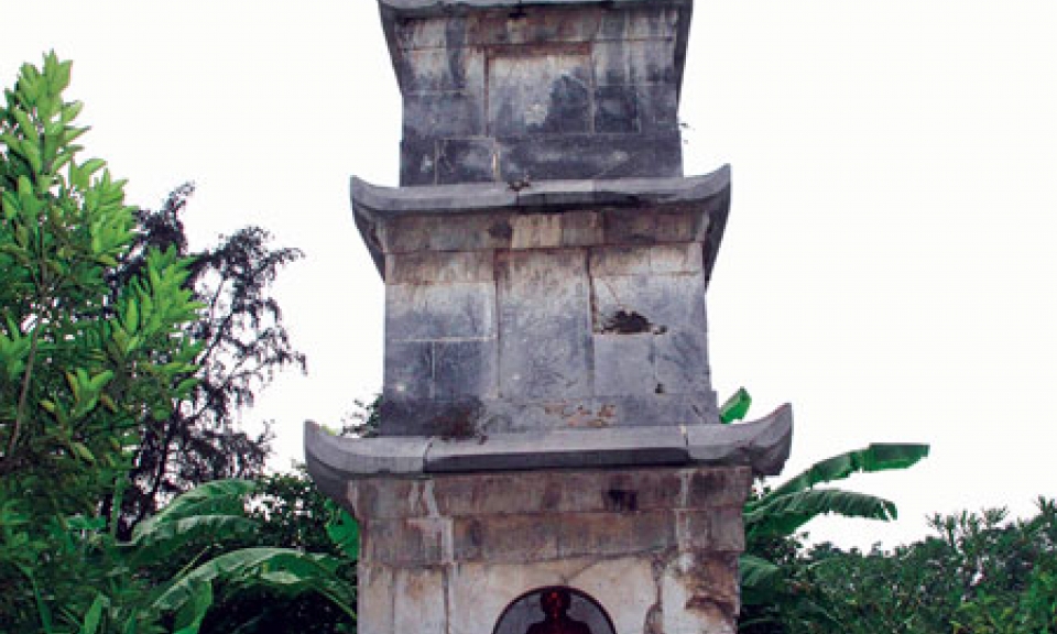 Tháp Tôn Đức ở chùa Bút Tháp
