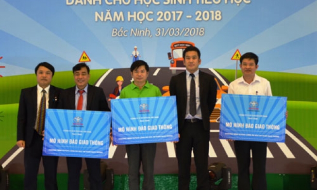 Giao lưu “Tìm hiểu kỹ năng tham gia giao thông an toàn dành cho học sinh tiểu học cấp Quốc gia, năm học 2017- 2018”