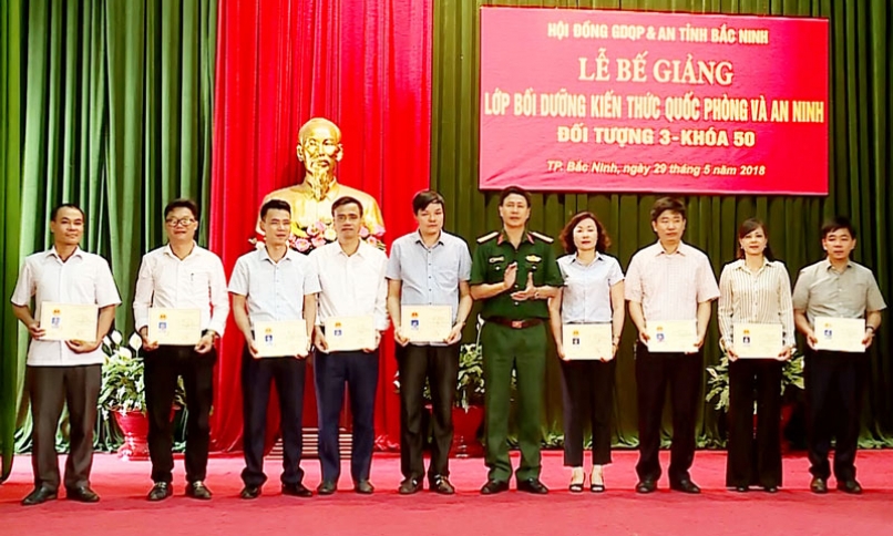 Bế giảng lớp bồi dưỡng kiến thức quốc phòng-an ninh đối tượng 3