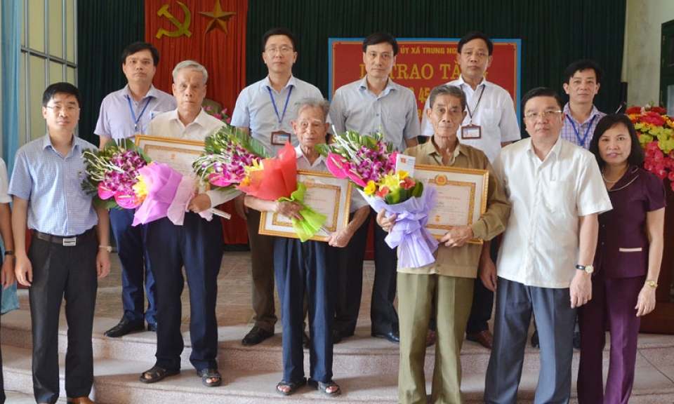 Trao Huy hiệu Đảng đợt 19-5