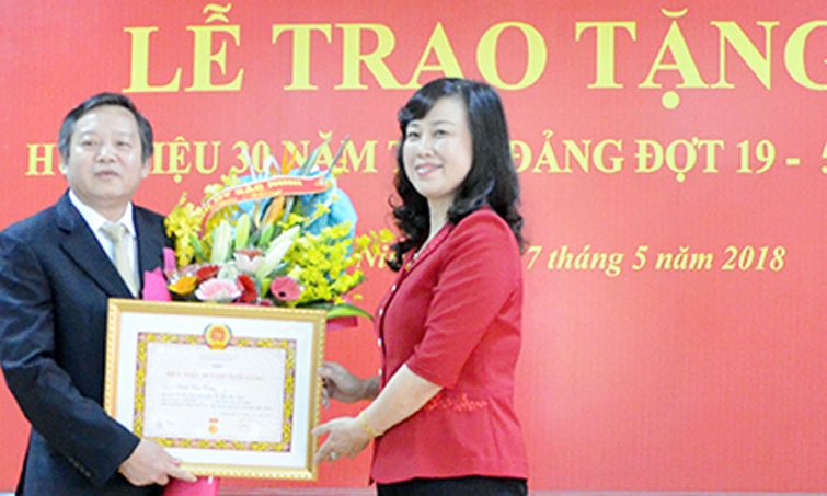 Trao tặng Huy hiệu Đảng tại Đảng đợt 19-5
