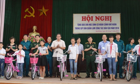 Dân quân, tự vệ huyện Tiên Du làm công tác dân vận