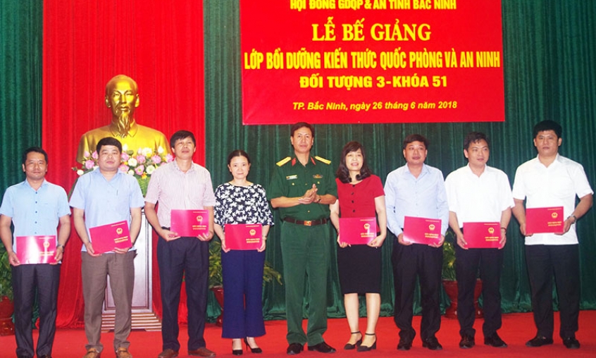 BẾ GIẢNG LỚP BỒI DƯỠNG KIẾN THỨC QUỐC PHÒNG - AN NINH