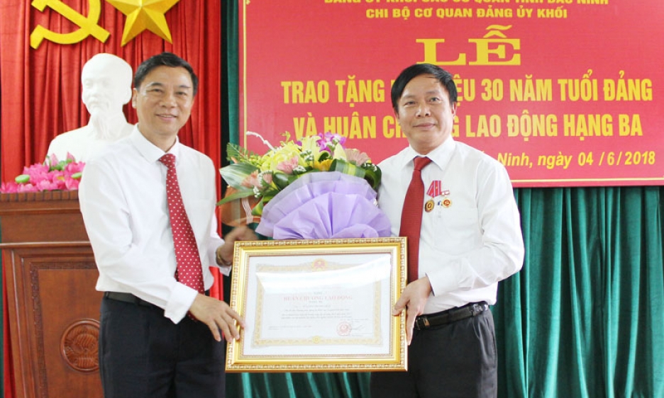 Phó Bí thư Thường trực Đảng ủy Khối Các cơ quan tỉnh được tặng Huy hiệu 30 năm tuổi Đảng và Huân chương Lao động hạng Ba