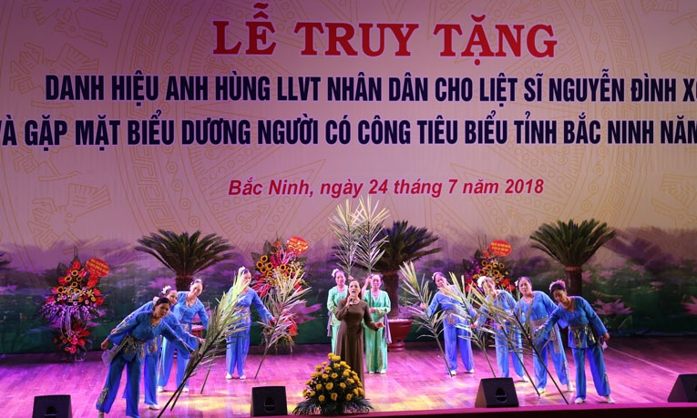 Người Anh hùng trong lòng đồng đội