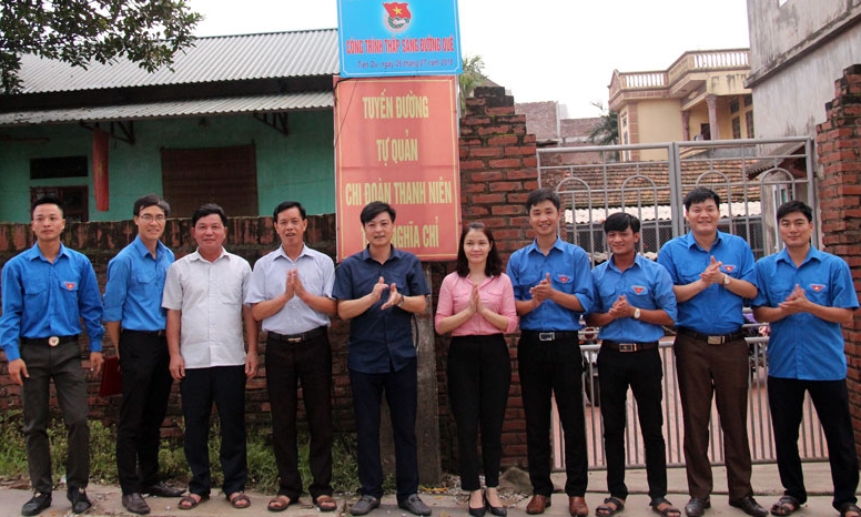 Bàn giao công trình “Thắp sáng đường quê”