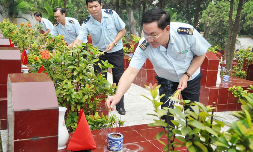 Cục Hải quan tỉnh Bắc Ninh dâng hương tại Nghĩa trang liệt sỹ Thành phố Bắc Ninh