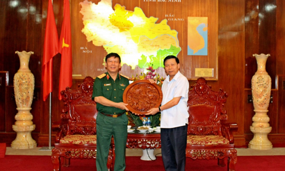 Bí thư Tỉnh ủy Nguyễn Nhân Chiến tiếp và làm việc với Đoàn công tác Trường Sỹ quan Chính trị