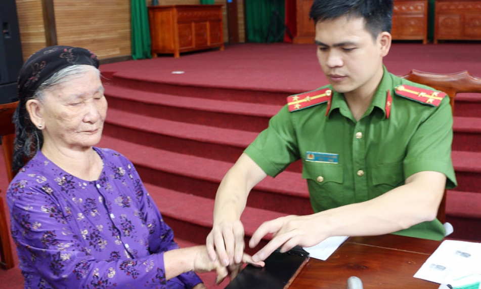 Hơn 300 đối tượng chính sách được cấp mới, cấp đổi, cấp lại Chứng minh nhân dân
