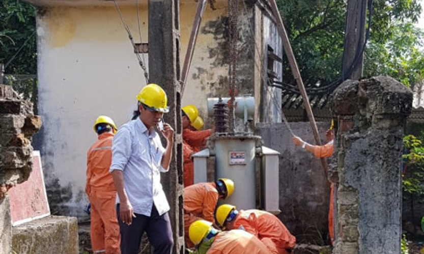 Ngành Điện nỗ lực phục vụ khách hàng mùa nắng, nóng