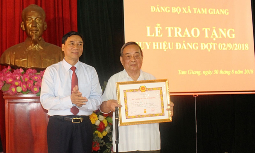 Phó Bí thư Thường trực Tỉnh ủy Nguyễn Hữu Quất dự và trao tặng Huy hiệu Đảng tại Đảng bộ xã Tam Giang