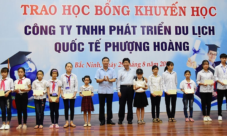 256 học sinh hoàn cảnh khó khăn, vượt khó học giỏi tỉnh Bắc Ninh được nhận học bổng trị giá 320 triệu đồng