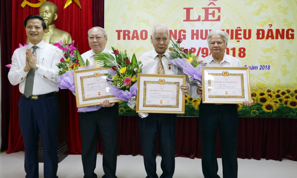 Hơn 1.000 đảng viên được trao Huy hiệu Đảng đợt 2/9