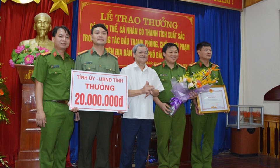 Trao thưởng cho các tập thể, cá nhân có thành tích xuất sắc trong công tác đấu tranh phòng, chống tội phạm tại thành phố Bắc Ninh