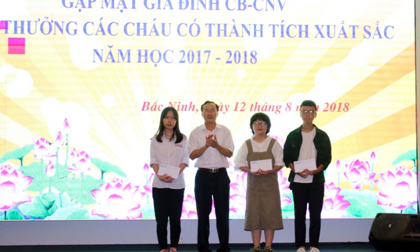 Báo Bắc Ninh gặp mặt gia đình cán bộ công nhân viên, khen thưởng học sinh thành tích xuất sắc