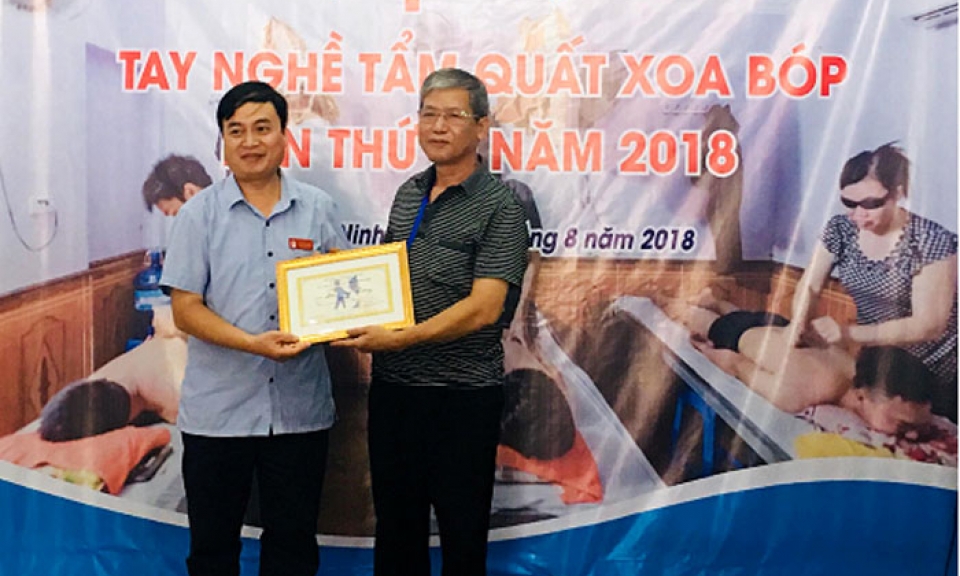 11 thí sinh tham gia thi tay nghề tẩm quất xoa bóp