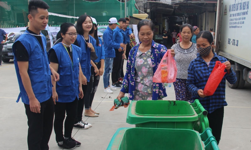 Hạn chế sử dụng túi nilon và đổi rác thải lấy quà tặng