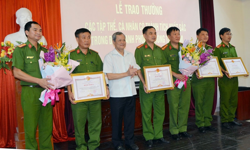 Khen thưởng các tập thể, cá nhân có thành tích xuất sắc trong đấu tranh phòng, chống tội phạm