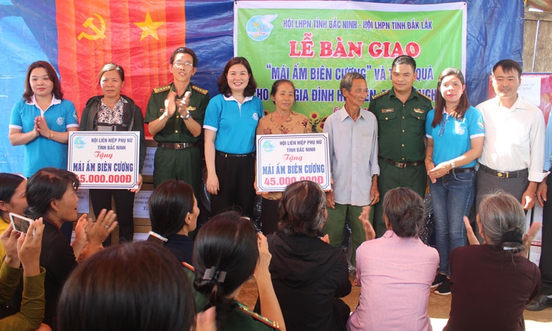 Hội LHPN tỉnh Bắc Ninh thăm, tặng quà tại Đắk Lắk