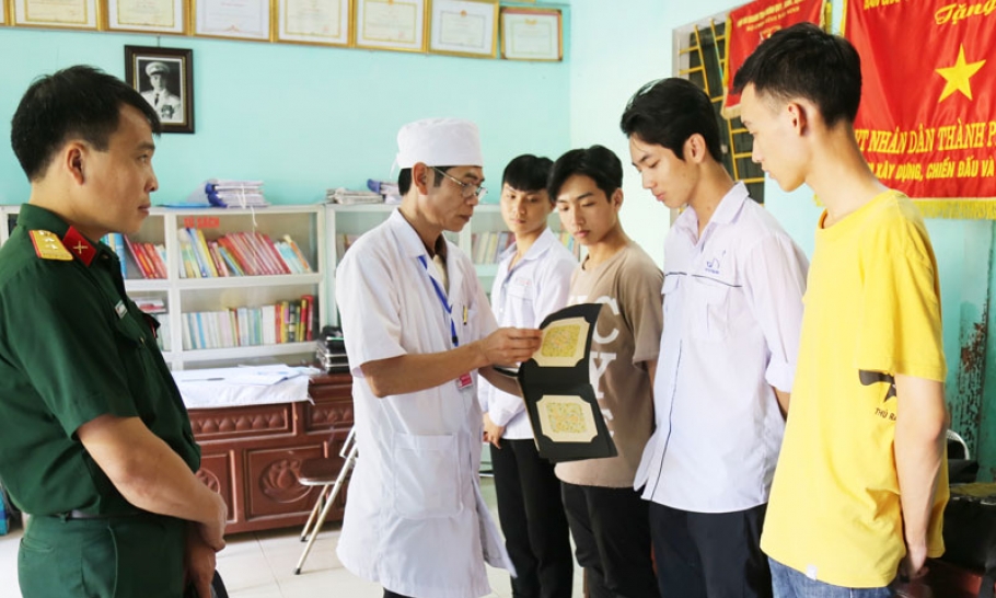 Khám tuyển phi công quân sự
