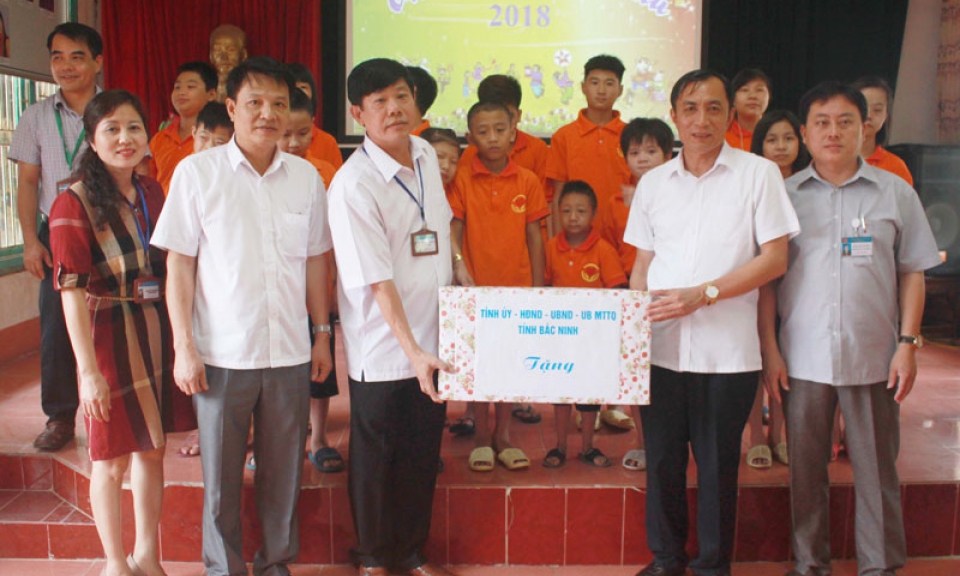 Lãnh đạo tỉnh thăm, tặng quà Tết Trung thu trẻ em hoàn cảnh đặc biệt