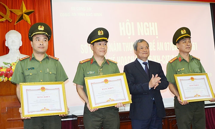 Khen thưởng các tập thể, cá nhân có thành tích trong đấu tranh phòng chống tội phạm