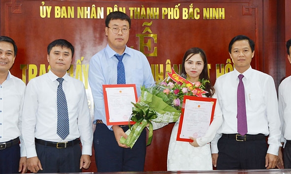 Trao Giấy chứng nhận kết hôn cho 2 cặp vợ chồng (vợ là người Việt Nam, chồng là người Hàn Quốc)