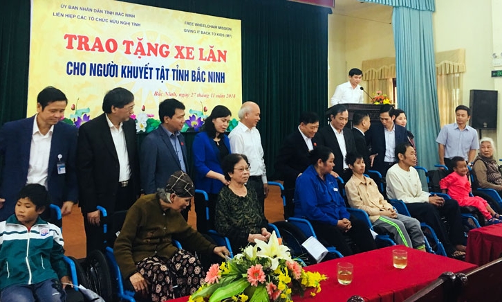 Trao tặng 238 xe lăn cho người khuyết tật Bắc Ninh