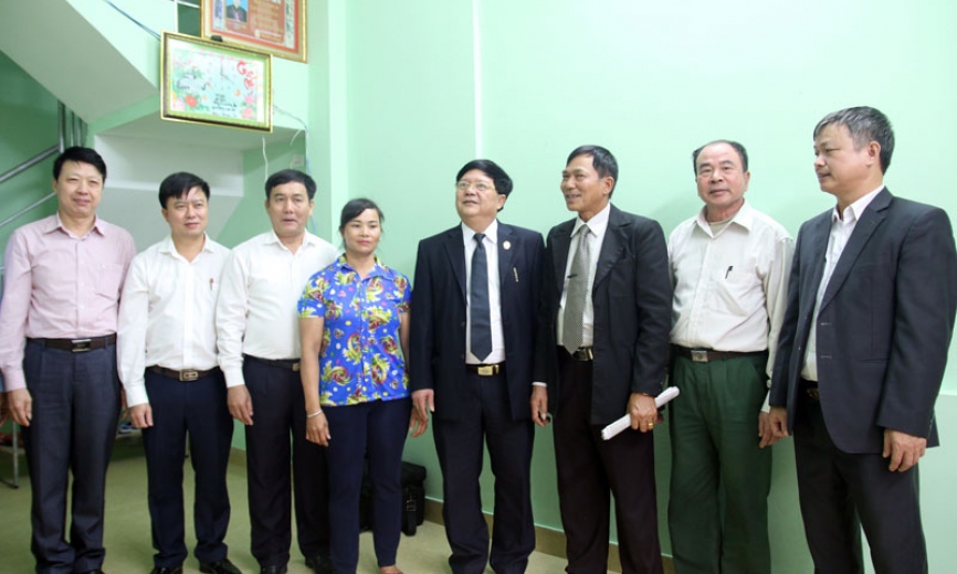 Bàn giao nhà Đại đoàn kết cho hộ nghèo xã Yên Trung