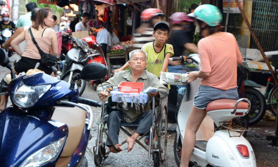 Gỡ “mối tơ vò” xử lý người ăn xin,  bán hàng rong biến tướng