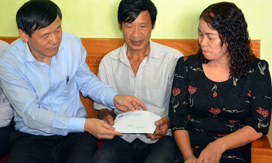 Lãnh đạo tỉnh thăm, tặng quà gia đình nạn nhân bị TNGT