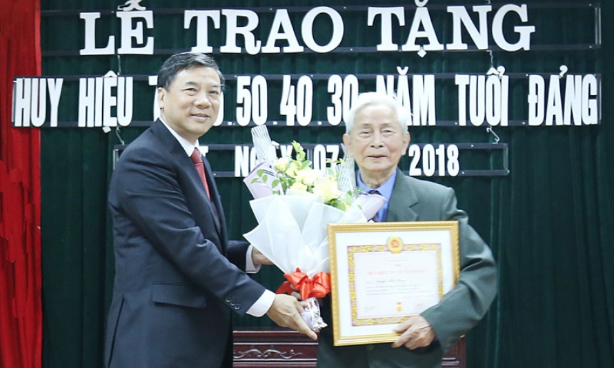 Phó Bí thư Thường trực Tỉnh ủy dự lễ trao tặng Huy hiệu Đảng