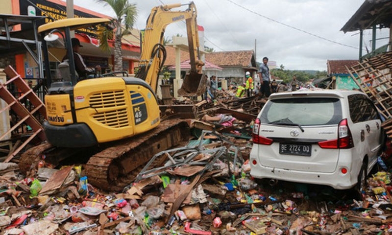 Số người chết trong sóng thần Indonesia tăng lên gần 300